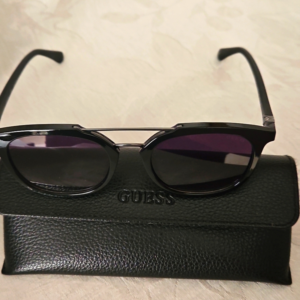 Guess Sunglasses With Case. - Picture 6 of 15